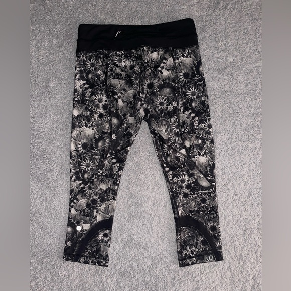 Lululemon Run: Inspire Crop II *All Luxtreme Flowabunga Black Angel Wing/Black 6 - Picture 5 of 5